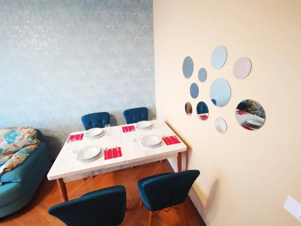 2 rooms Airy & Bright Colors