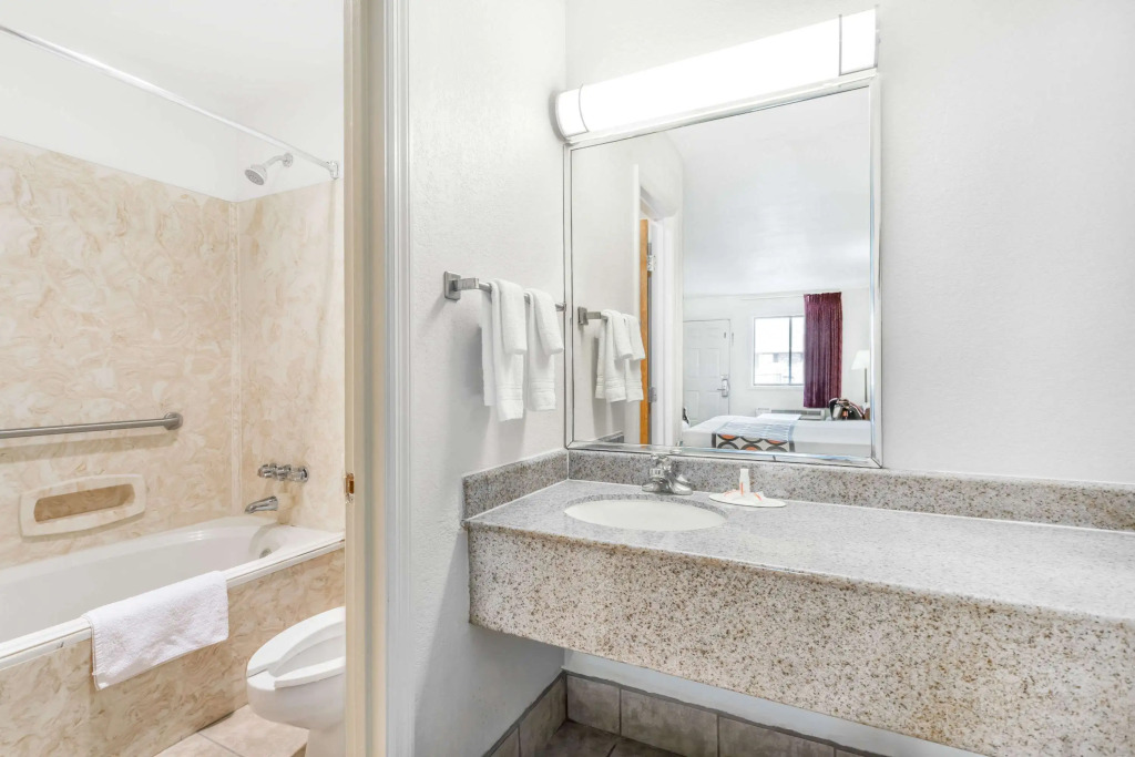 Super 8 by Wyndham Santee/I-95