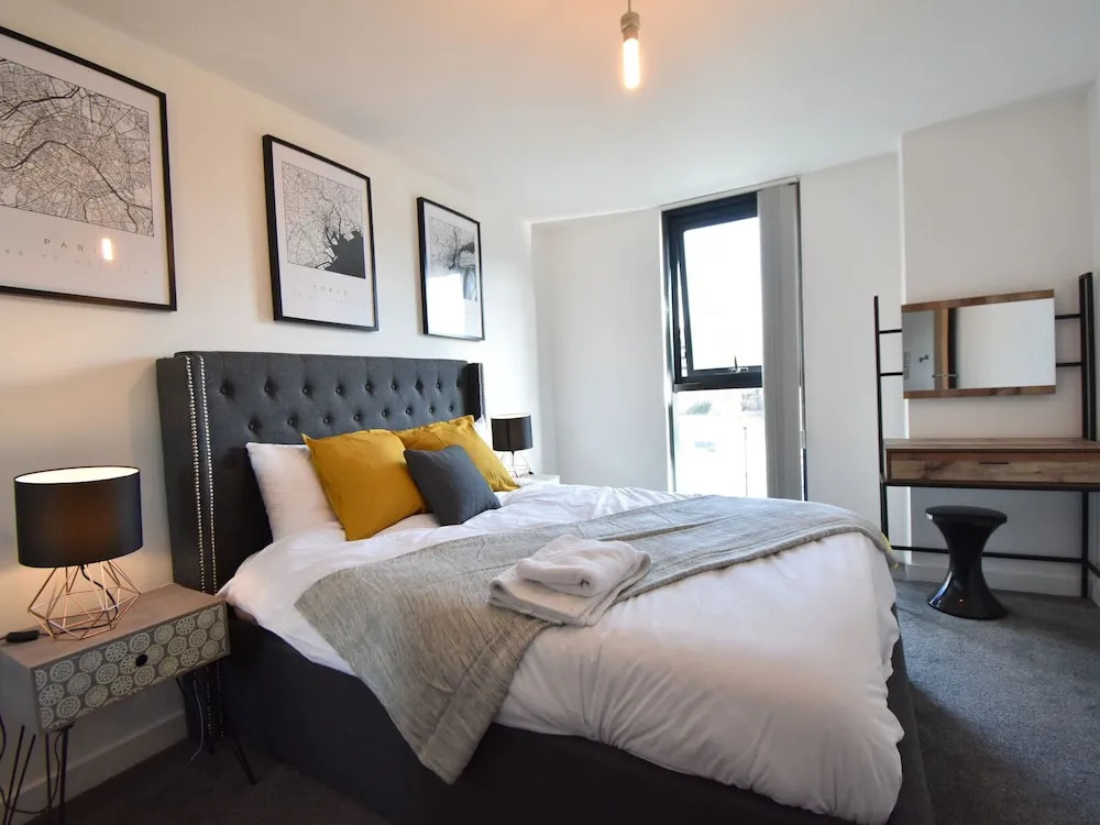 Contemporary Apartment in Sheffield near River