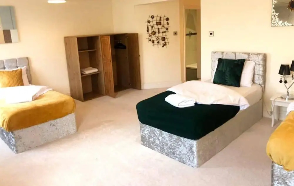 Spacious 3BR Home in Bedford for Big Groups