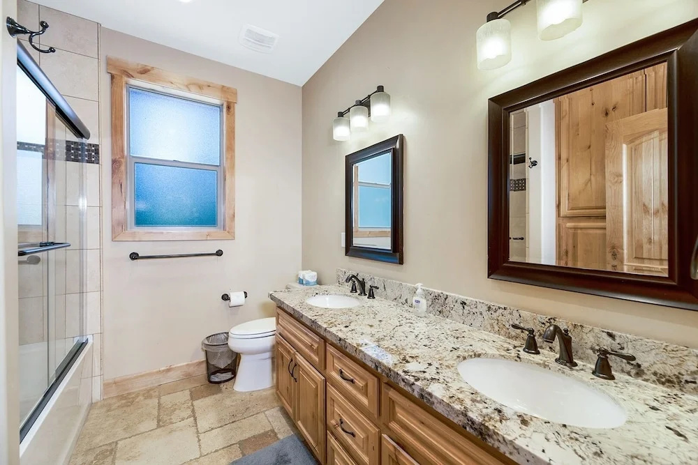 Big Bear Lodge W/ Sauna, Hot Tub, Decks & 4 Fireplaces 6 Bedroom Home