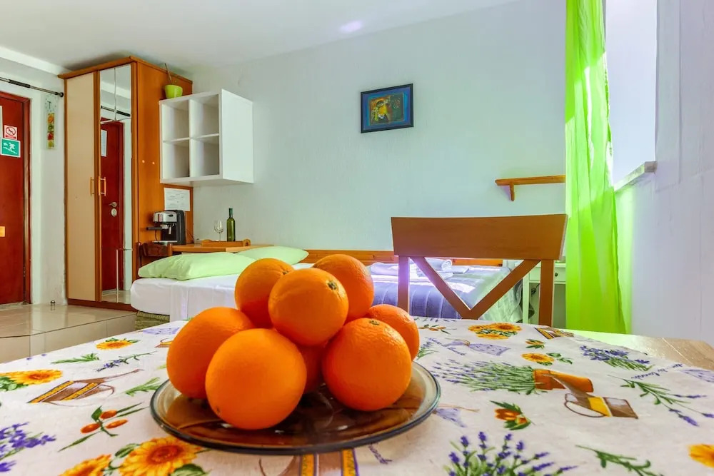 Studio With Shared Garden, 3 min Walk to the Beach