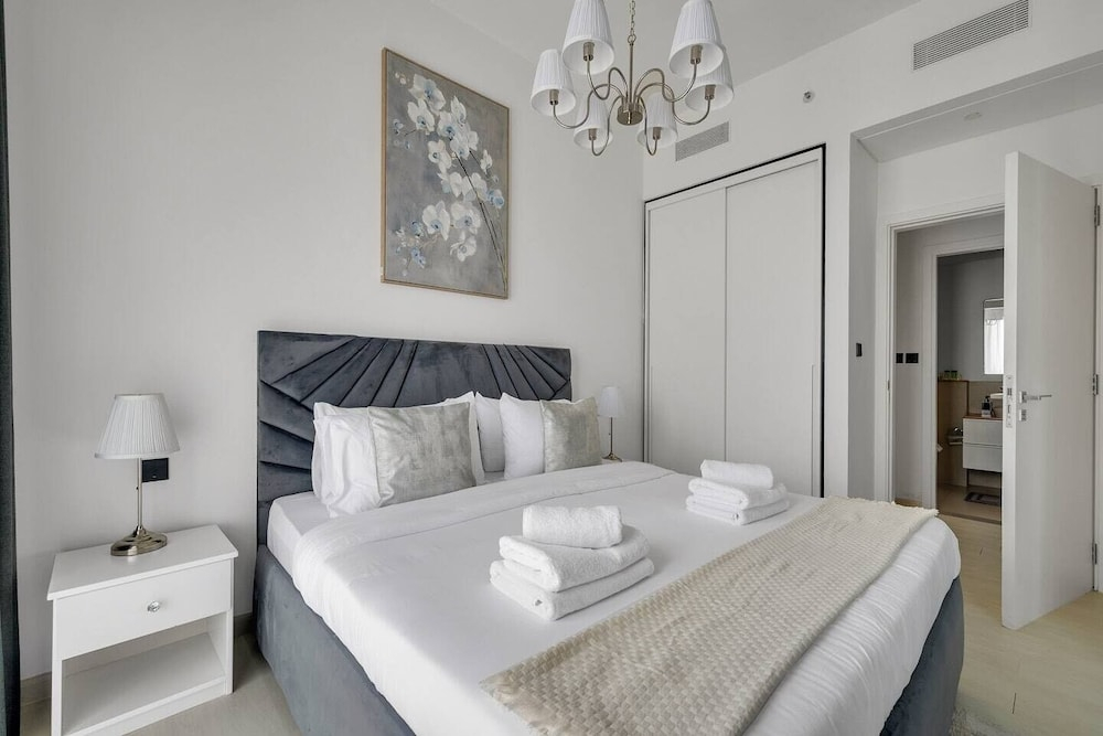 5 Star Modern Living 1BR in Dubai Hills