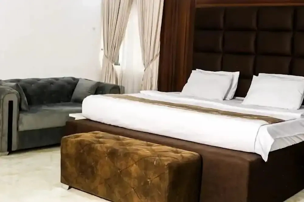 Hubbies Royale Hotel