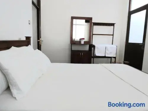 Ivy Banks Lake Round Hotel