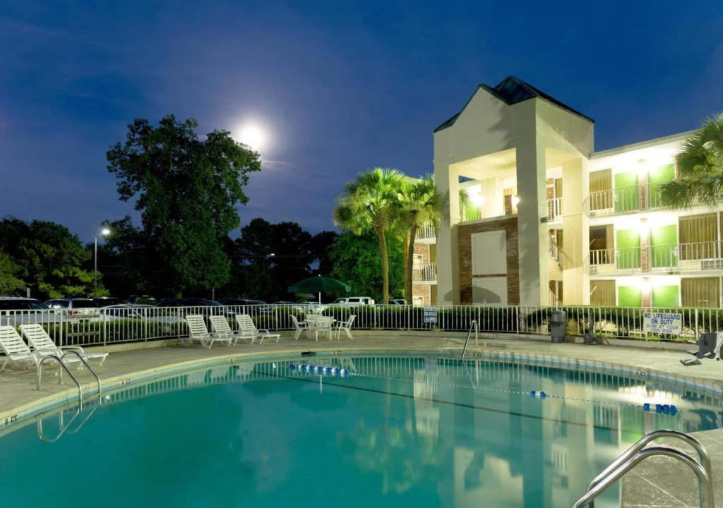 Days Inn Charleston Patriots Point