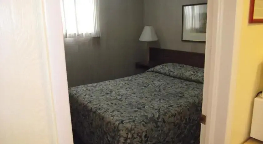 Colonial Motel