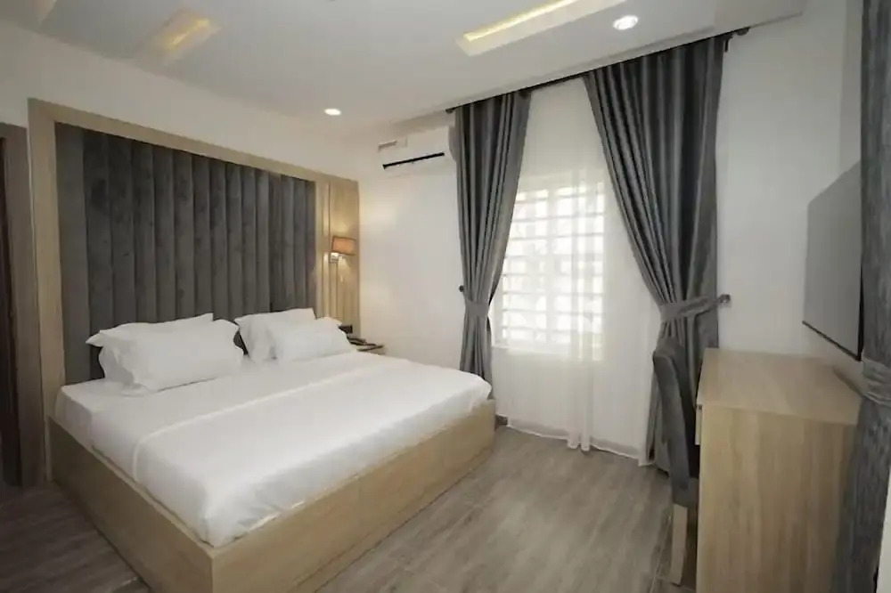 Clase Alta Hotel and Suites Limited