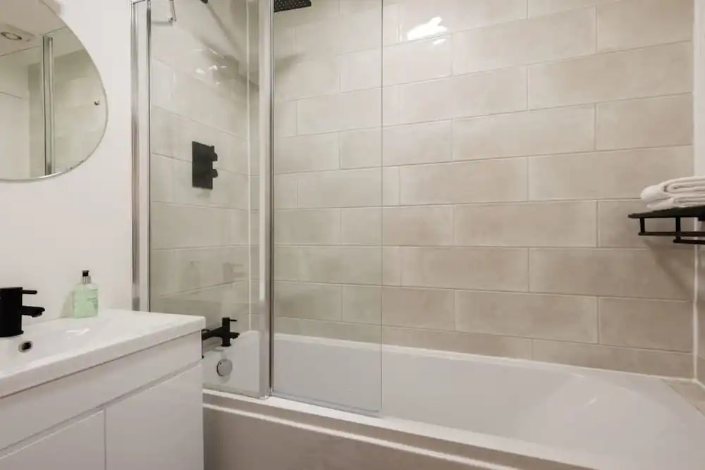 The Kensington Grove - Stylish 2BDR Flat with Private Patio