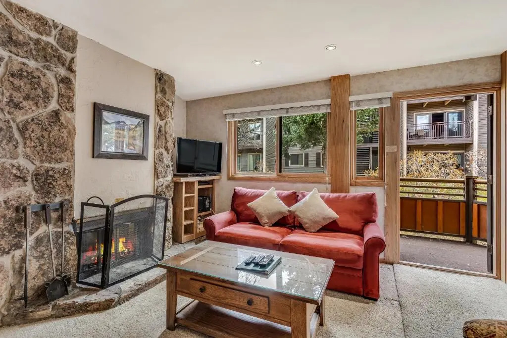 Laurelwood Condominiums Studio Premier Unit 407