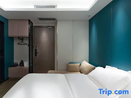Yibai Light Luxury Hotel
