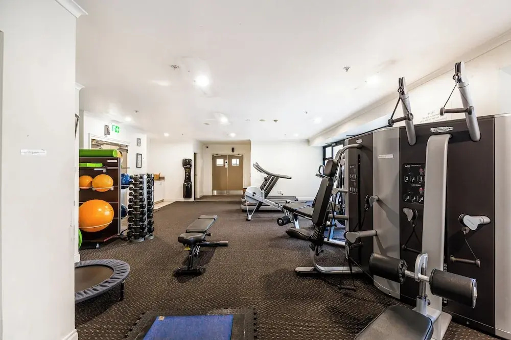 City Getaway 1BR Apt w Pool & Gym I Zodiak Stays