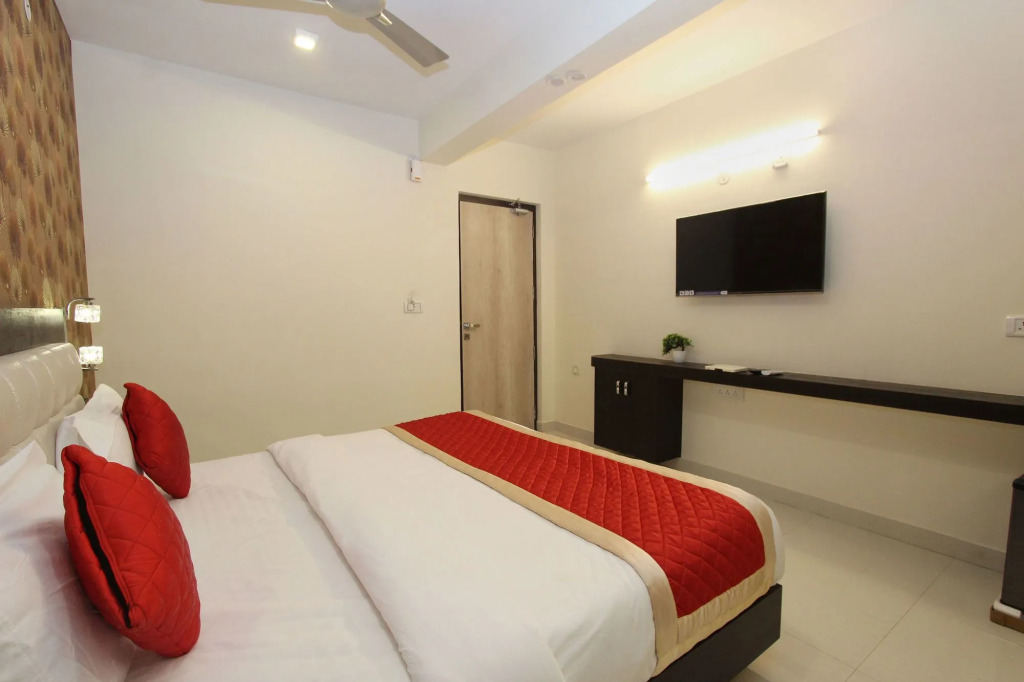 OYO 4429 Vee Suites