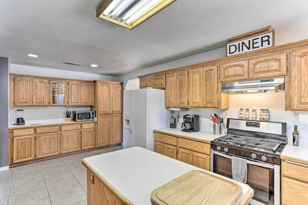 Private Pool & Game Room: Family Weaverville Gem