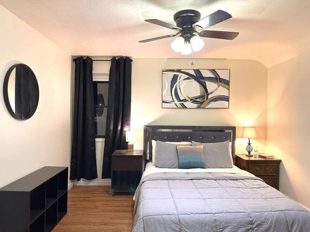 511b Massive 4 Bedroom With Fenced Yard