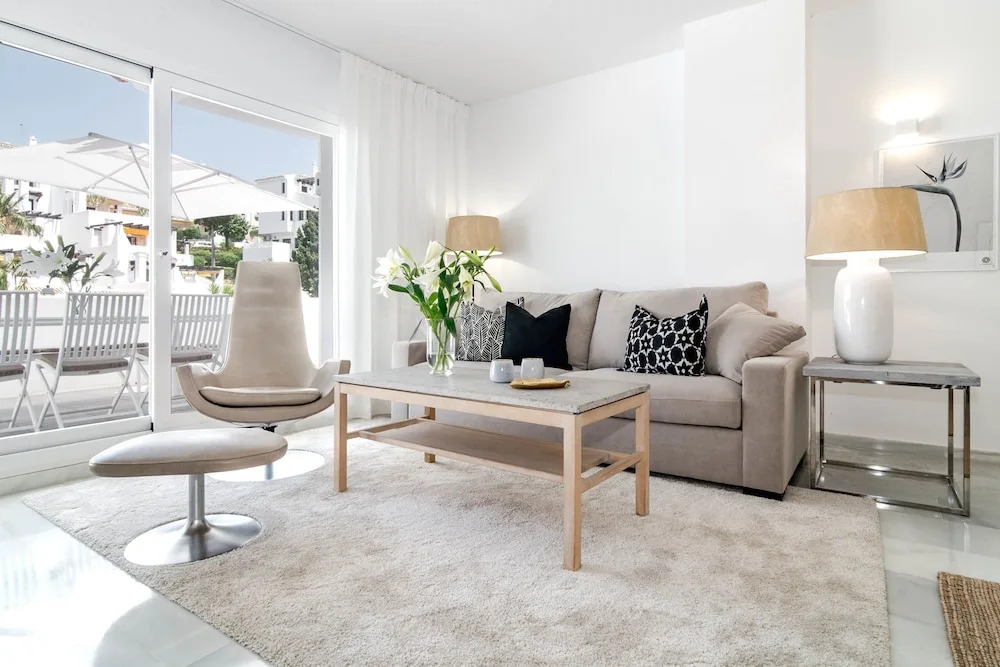 IVY- Fantastic 3 bedroom apt with private garden