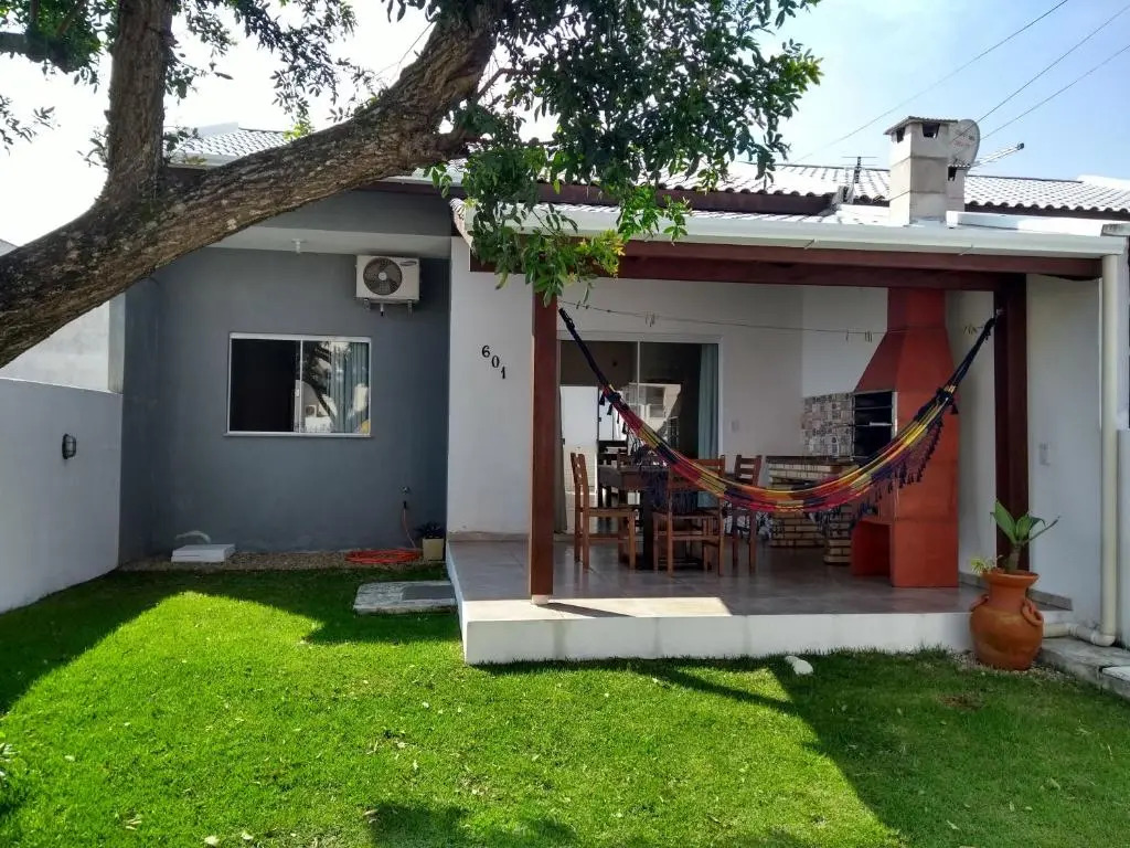 Casa com ótima localização a 100 metros da praia
