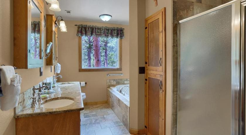 Pikes Peak Guest Cabin at Rocky Mountain Lodge