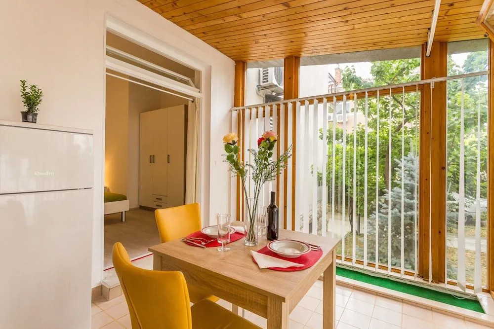 Studio Leon-Sara with shaded patio and garden view