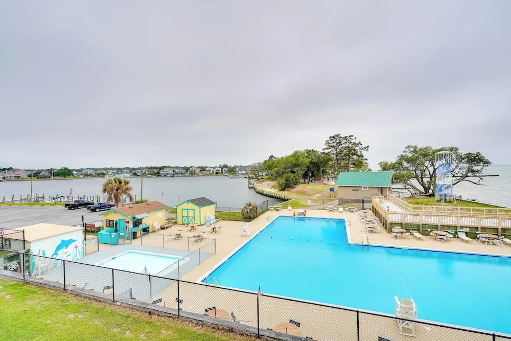 Tranquil Outer Banks Home: Dock & Community Pool!