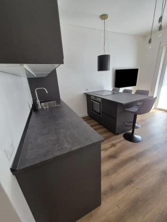 Casa Dolce Casa - Dual Modern Apartment, 1 min from Metro, up to 9 Guest
