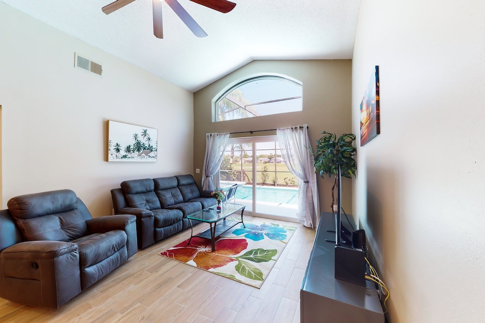 Private Pool Home With Spa, Screened Patio, Central AC, & Washer/dryer