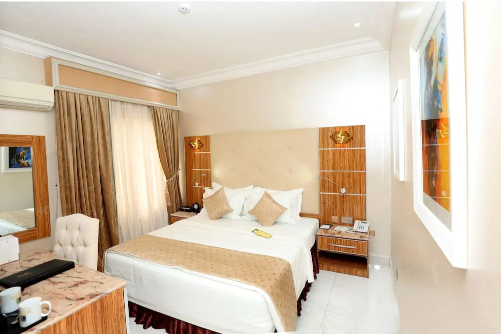 The Wells Carlton Hotel and Apartments