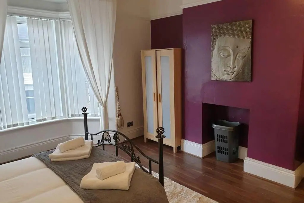 South Shield's Hidden Gem Garnet 3 Bedroom Apartment sleeps 6 Guests