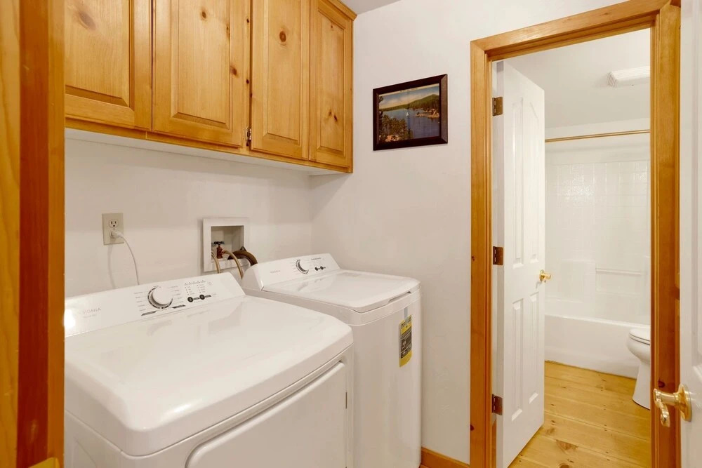 2242 - Happy Hour Inn 3 Bedroom Home by Redawning