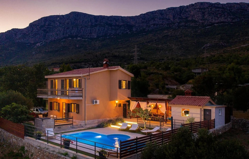 Amazing Home In Kastel Sucurac