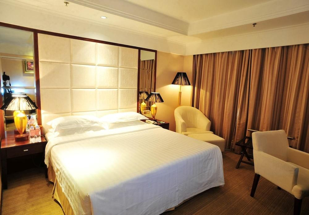 Beijing Xixi Friendship Hotel is located on Xidan Commercial Street and close to Tiananmen Square and the Forbidden City