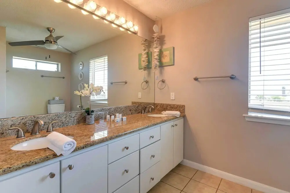 Walk to Ocean! Family & Pet-friendly Galveston Gem