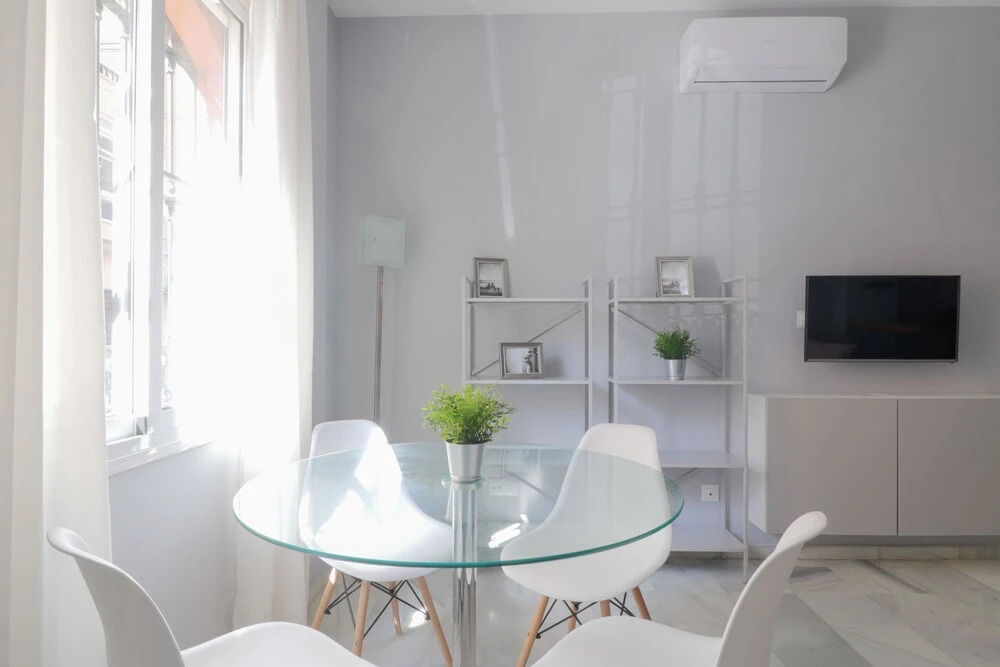 Bright And Quiet Apartment By Town