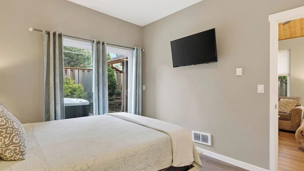 Tides & Timber by Avantstay Lakeside Retreat + Hot Tub + Kayaks + Paddleboard + Bikes Near Beach