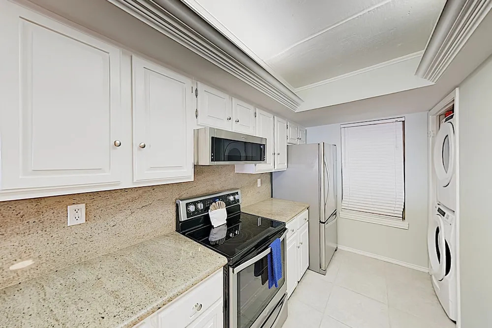 Beachfront W/ Pool & Balcony - Walk To Beach 2 Bedroom Condo
