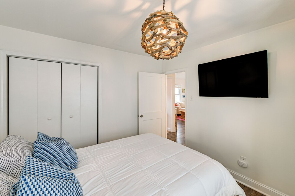 Walk to Beach & Dtwn Dining! Avalon Coastal Escape