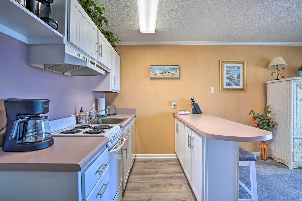 Beachfront Isle of Palms Condo w/ Balcony & Pool!
