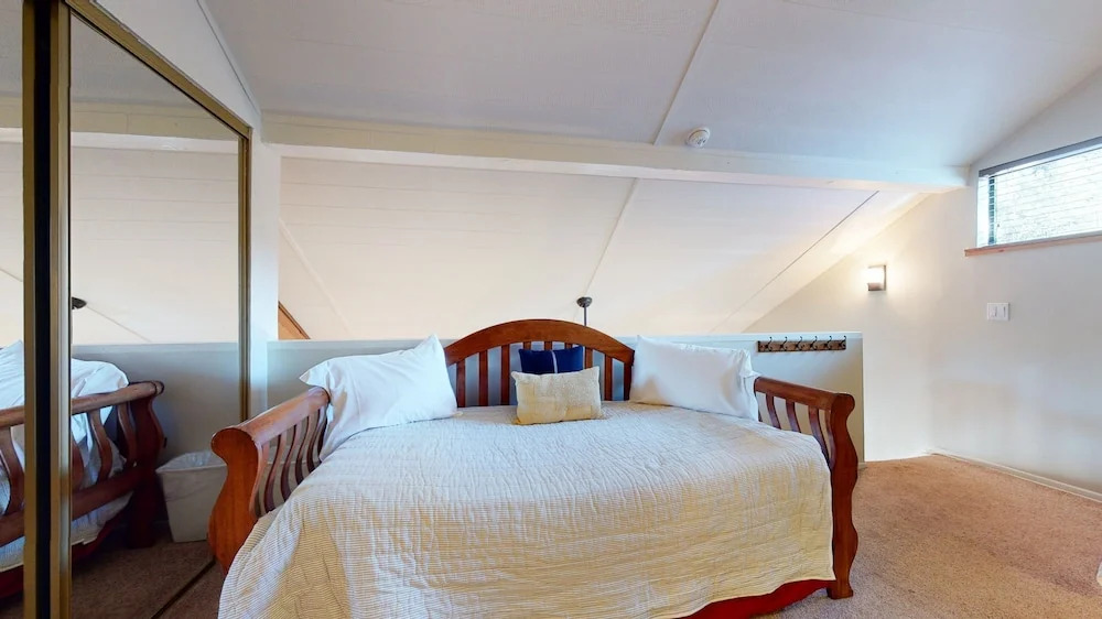 San Sierra 26 Pet-Friendly, Mountain Modern, Walk to The Village by RedAwning