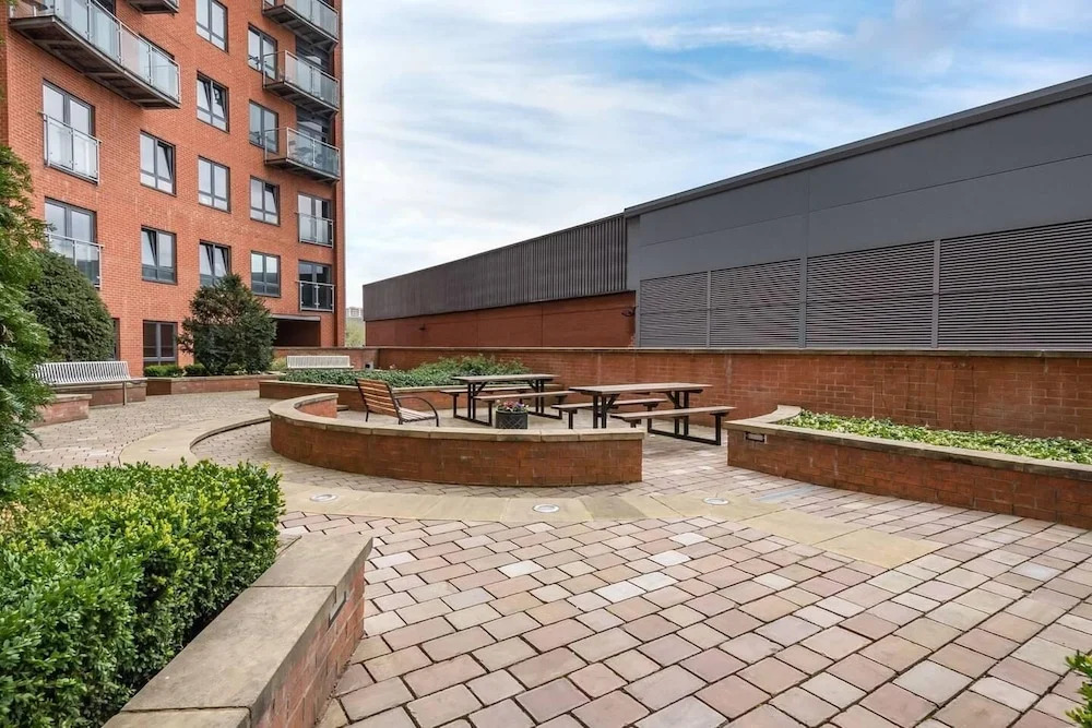 Stunning 2BR Waterside Apartment Close to Station