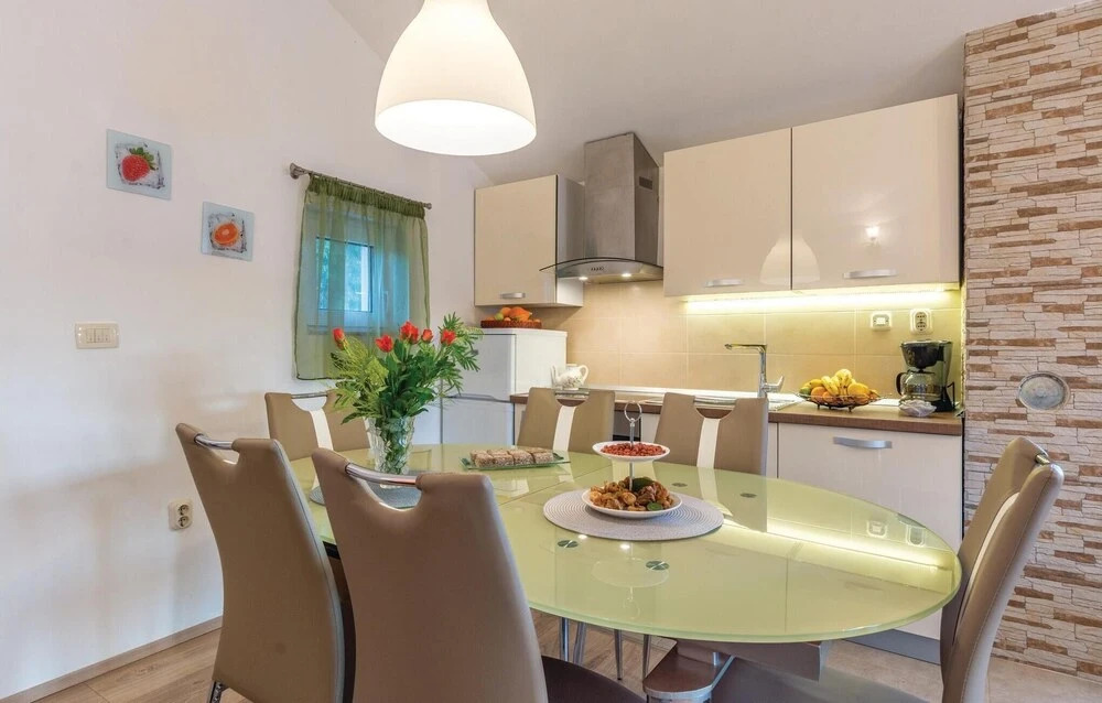 Beautiful Home in Vinisce With Wifi and 4 Bedrooms