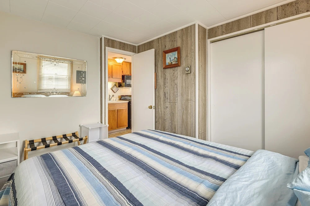 Walk to Beach & Pool! East End P-town Condo