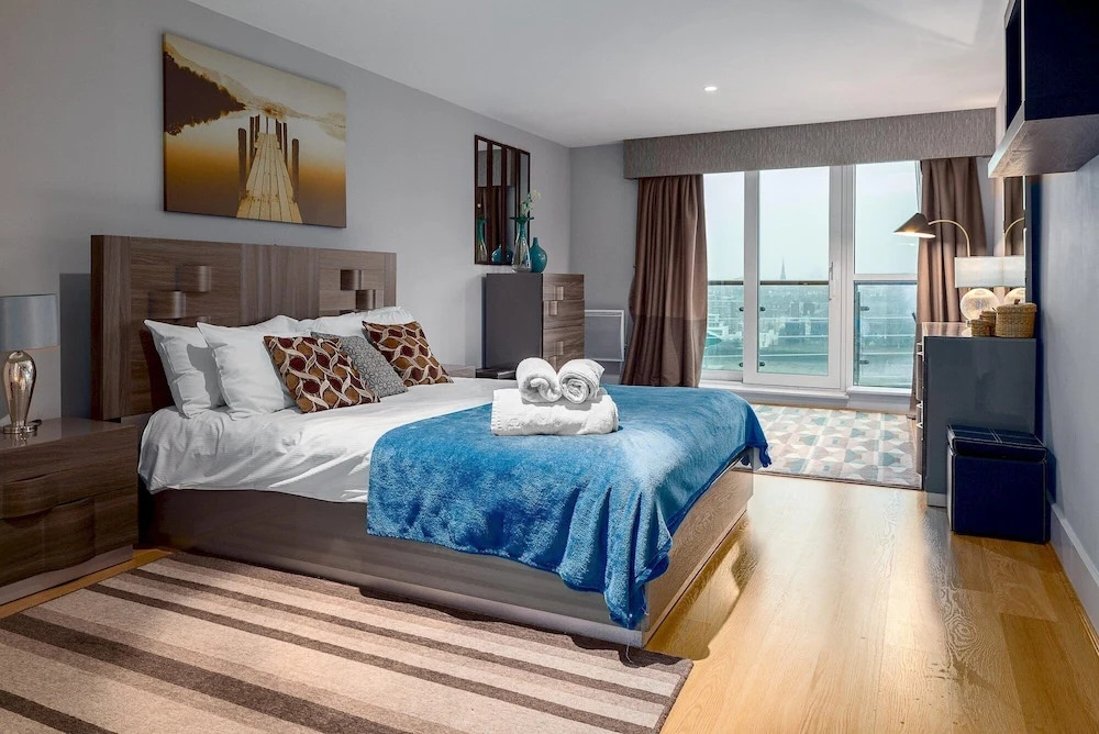 Full River View 3-bedroom Very Large Flat