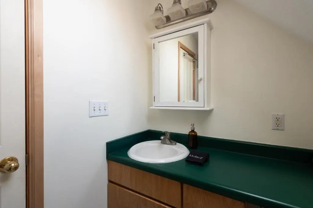 Corduroy Sage Avantstay Cozy & Cute Cabin w/ Deck Sleeps 21!