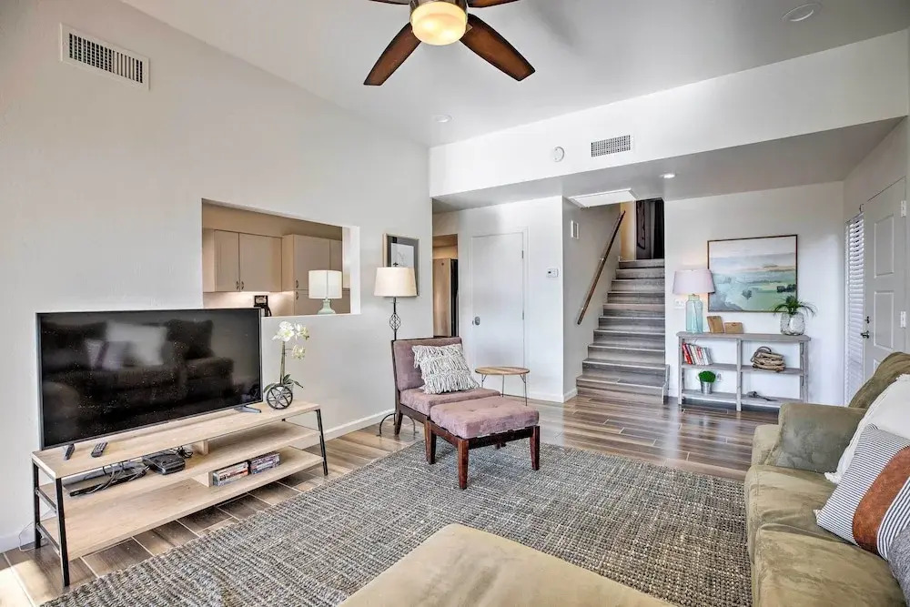4 Mi to Asu: Lake-view Condo w/ Patio, Pool Access