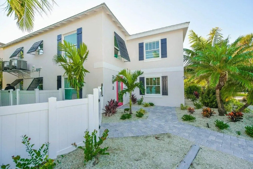 Sea Breeze - Pet Friendly, Located in Siesta Key Village, Steps to Siesta Key Beach