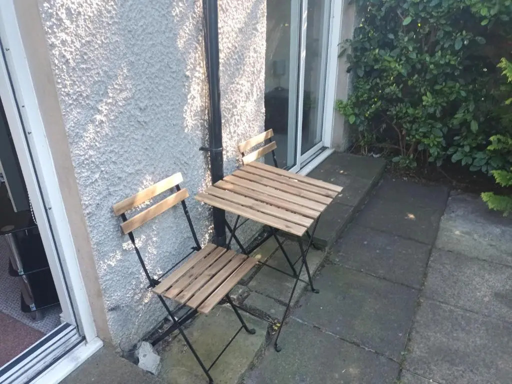 Central Modern Apartment with Free Parking And Private Garden
