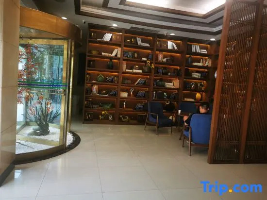 Holiday Inn (Fuyang Yingzhou District City Normal College)
