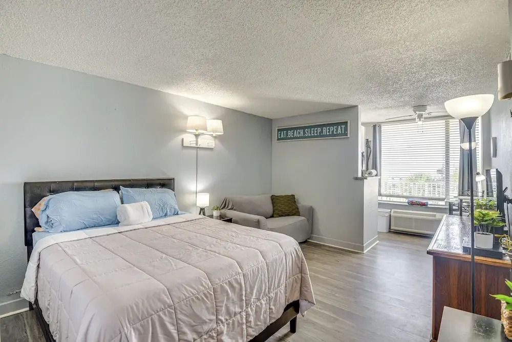 Daytona Beach Condo w/ Balcony: 5 Mi to Speedway!