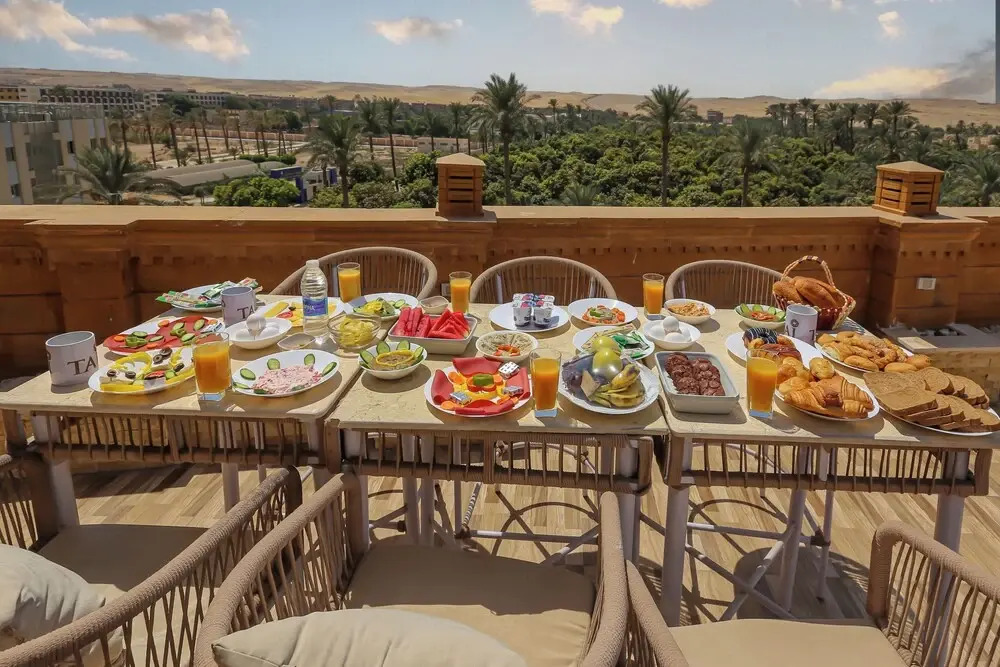 Taj Pyramids inn - Pyramids View Rooftop