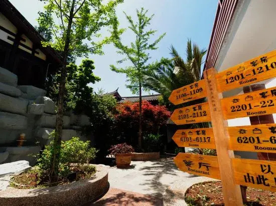 Lijiang Wu Courtyard Gardens Resort